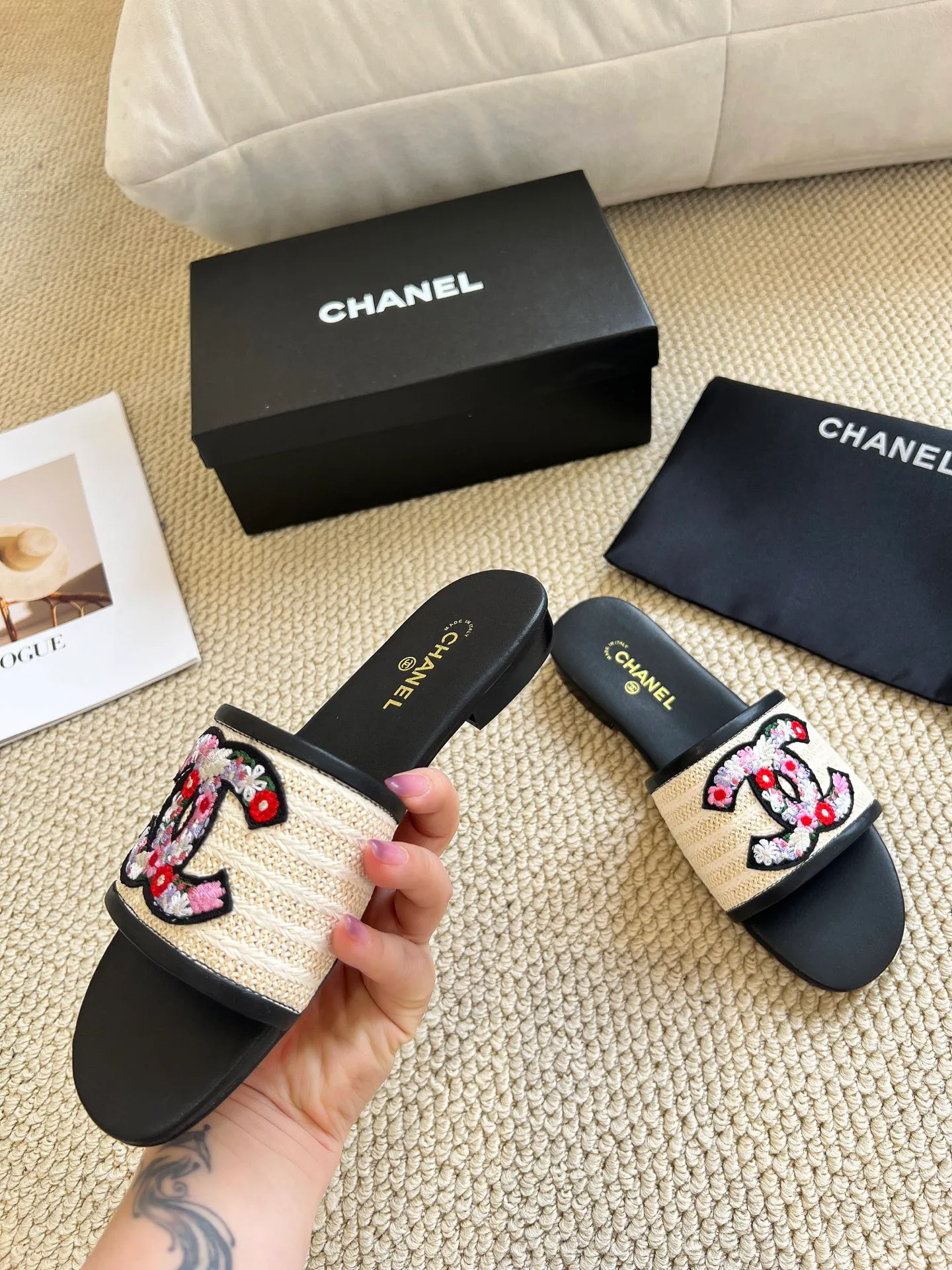 👟👟Ex-factory price 340👟👟 Genuine leather sole +30 CHANEL, the upper uses three-dimensional electric embroidery technology, the upper foot is comfortable, soft and breathable, must-have size 35-43 every day, leather sole +30